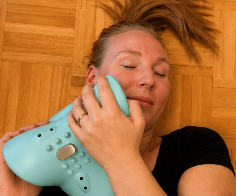 Frau entspannt mit dem TheraNeck-Nackenmassagegerät